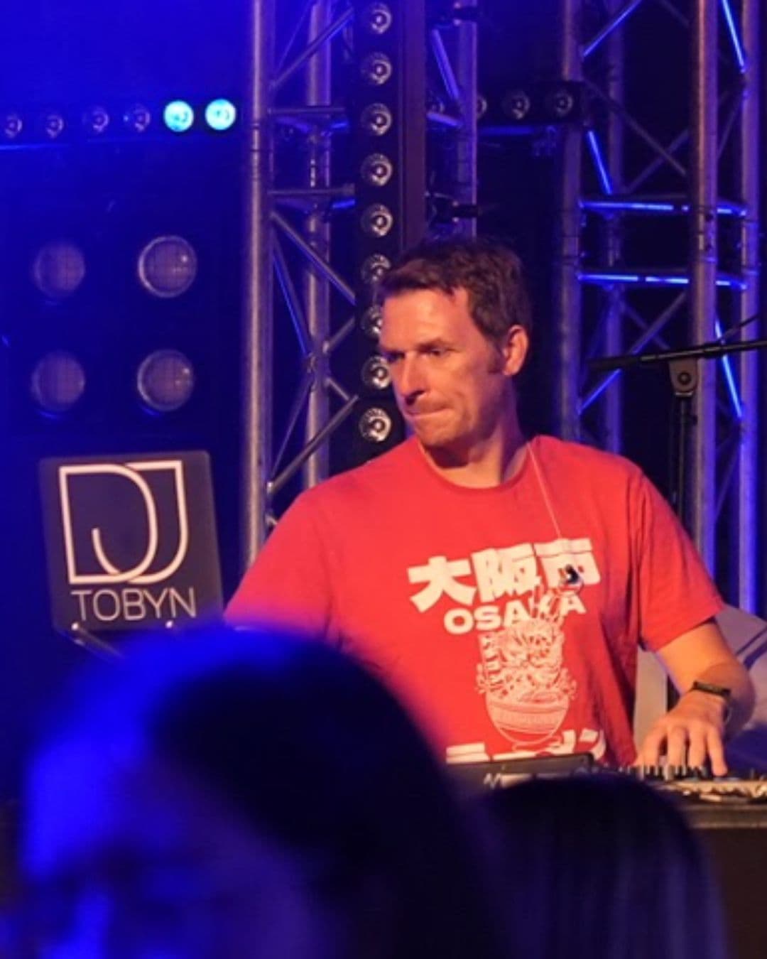 DJ TOBYN beim Auftritt – Schlösser Zelt Rheinkirmes Düsseldorf