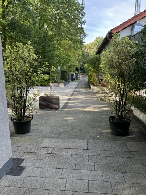 Seiteneingang und Terrasse des Hotel ESSENSIO Erkrath – Waldambiente pur