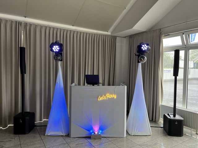 DJ-Setup im Hotel am Wald – bereit für den Abend
