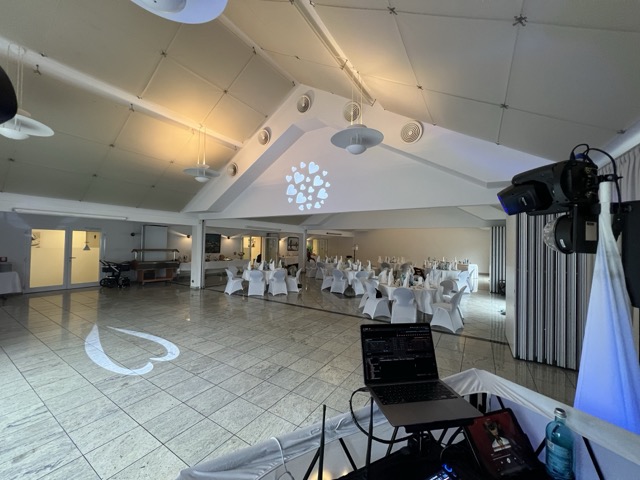 Blick vom DJ-Pult auf den Saal – klare Sichtlinien, gute Akustik, volle Tanzfläche