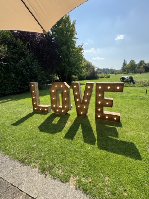 Love Letters im beleuchteten Saal des Röttgenhofs – romantische Stimmung