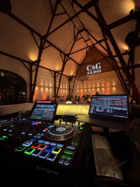 DJ TOBYN am Pult im Röttgenhof – volle Konzentration auf die Tanzfläche