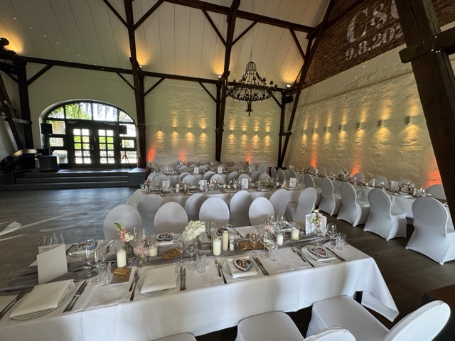 Festlich eingedeckter Saal im Röttgenhof – bereit für den großen Abend