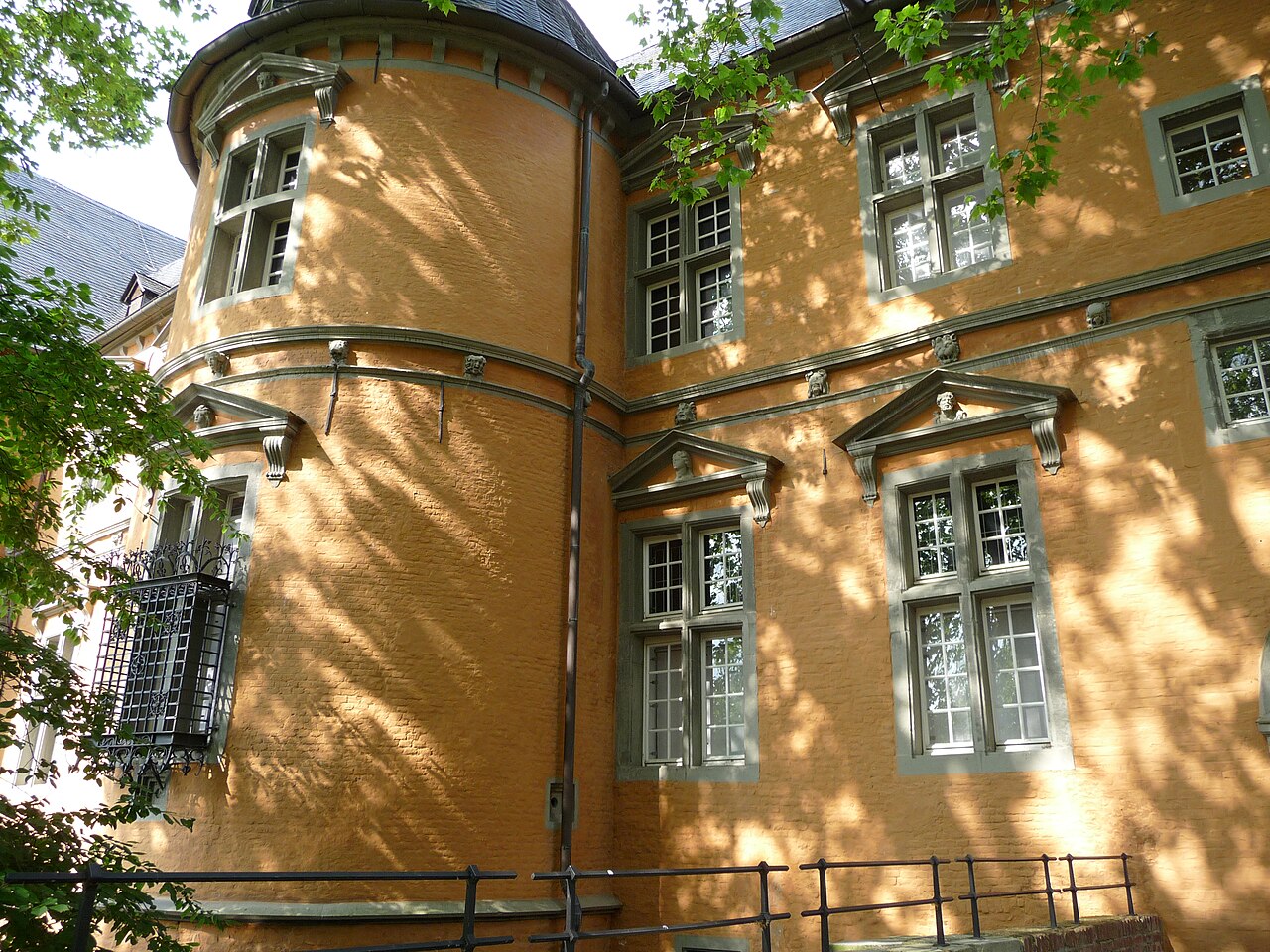 Schloss Rheydt Mönchengladbach &ndash; Hochzeit in der traditionsreichen Niederrheinstadt &ndash; Renaissanceschloss im Innenhof als Hochzeitskulisse
