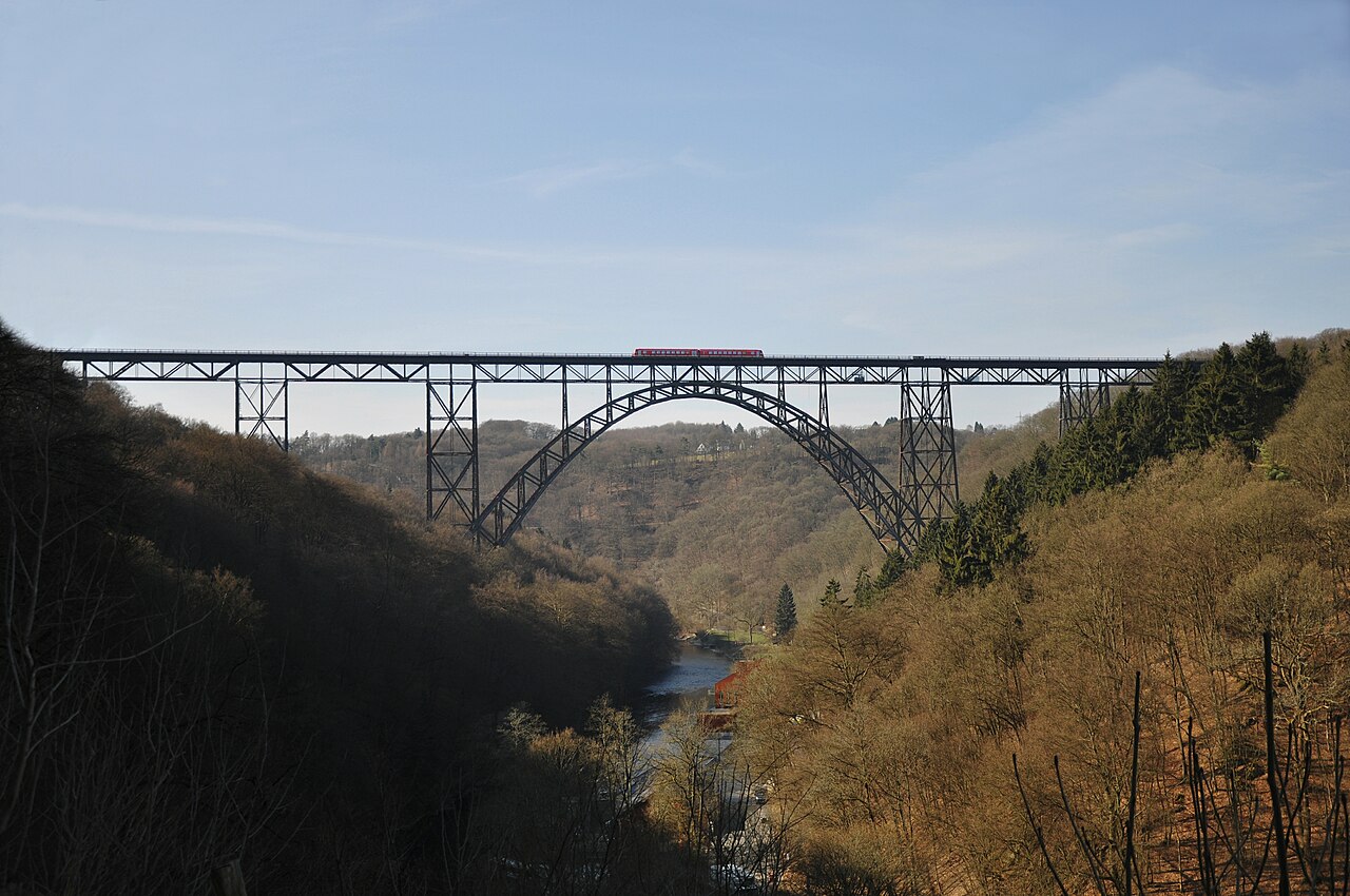 Müngstener Brücke bei Solingen &ndash; beeindruckende Naturkulisse für Hochzeitsfotos im Bergischen Land