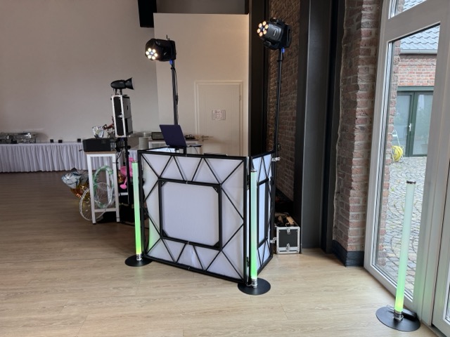 DJ TOBYN Setup mit Lichtshow bei einer Hochzeit