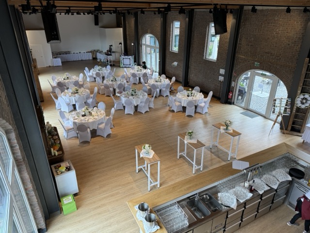 DJ TOBYN Setup im Festsaal – vollständiges DJ-Equipment für eine Hochzeitsfeier