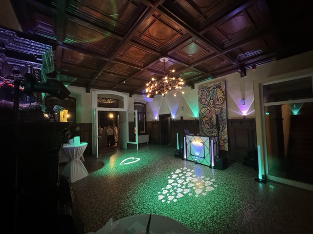 Uplights Lichtshow von DJ TOBYN bei einer Hochzeitsfeier